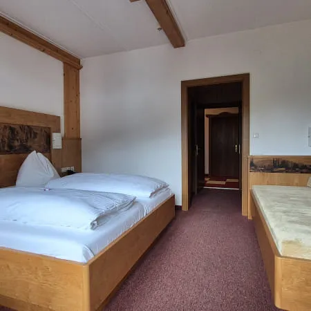 drei-Bettzimmer mit zwei Betten und einer Couch