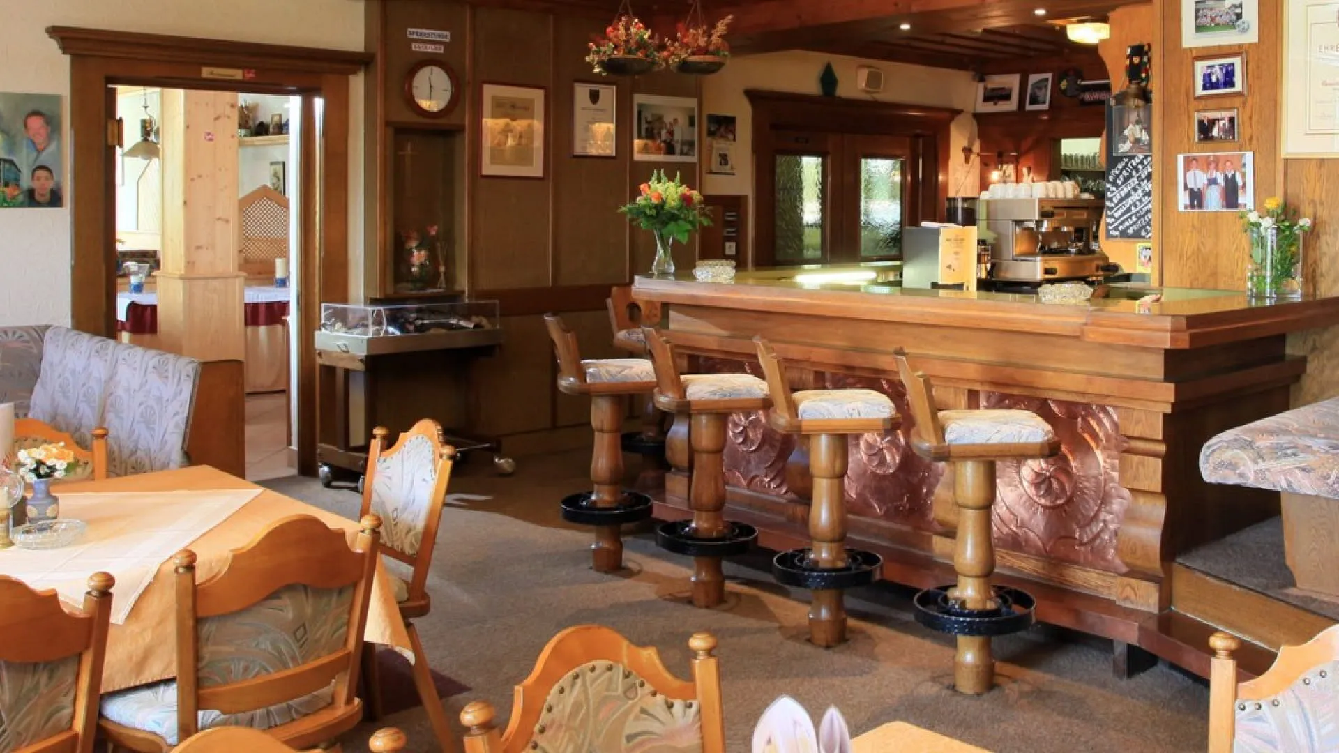 Gemütlicher Restaurantbereich mit Tischen und Bar