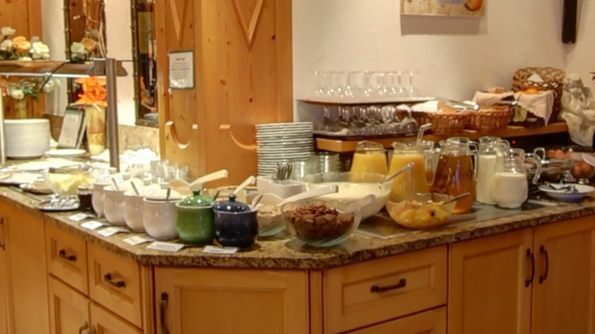 Frühstücksbuffet in einer Berghütte