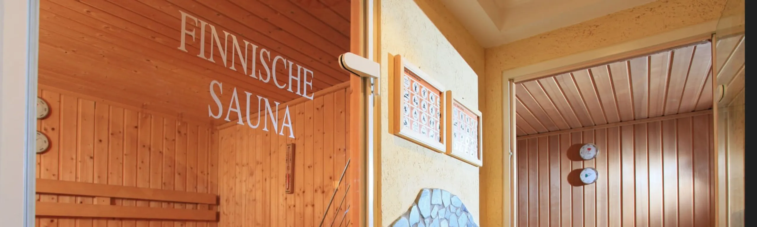 Eingang zur finnischen Sauna mit holzverkleideten Wänden