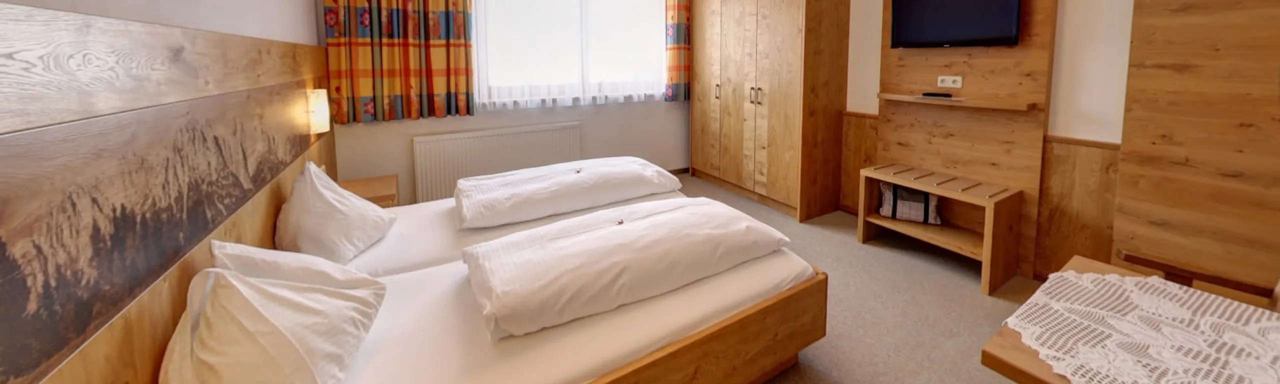 Gemütliches Zimmer in Westendorf mit Holzdekor und Fernseher
