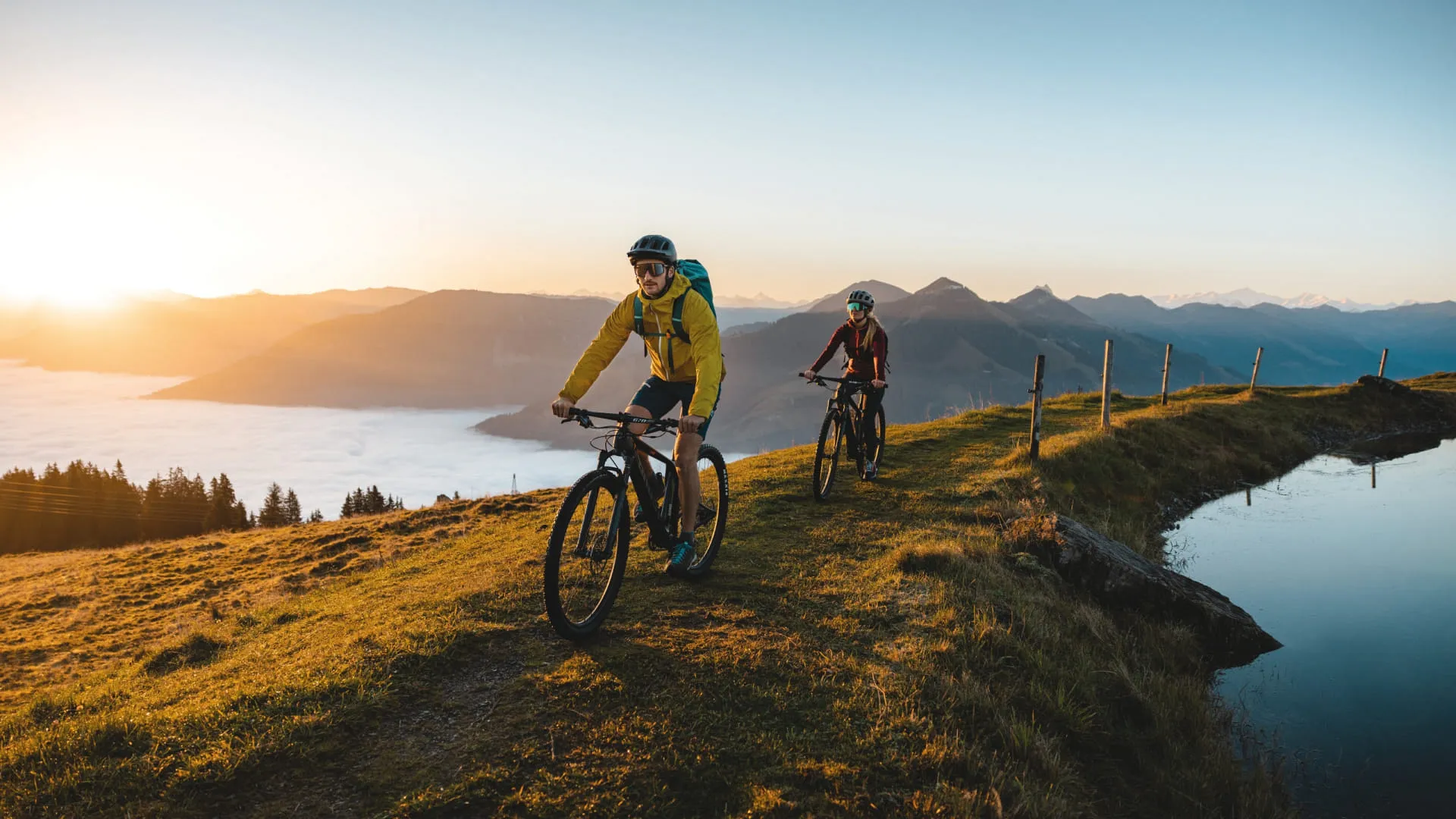 Biker fahren auf einem wunderschönen Pfad im Brixental während des Herbstes.