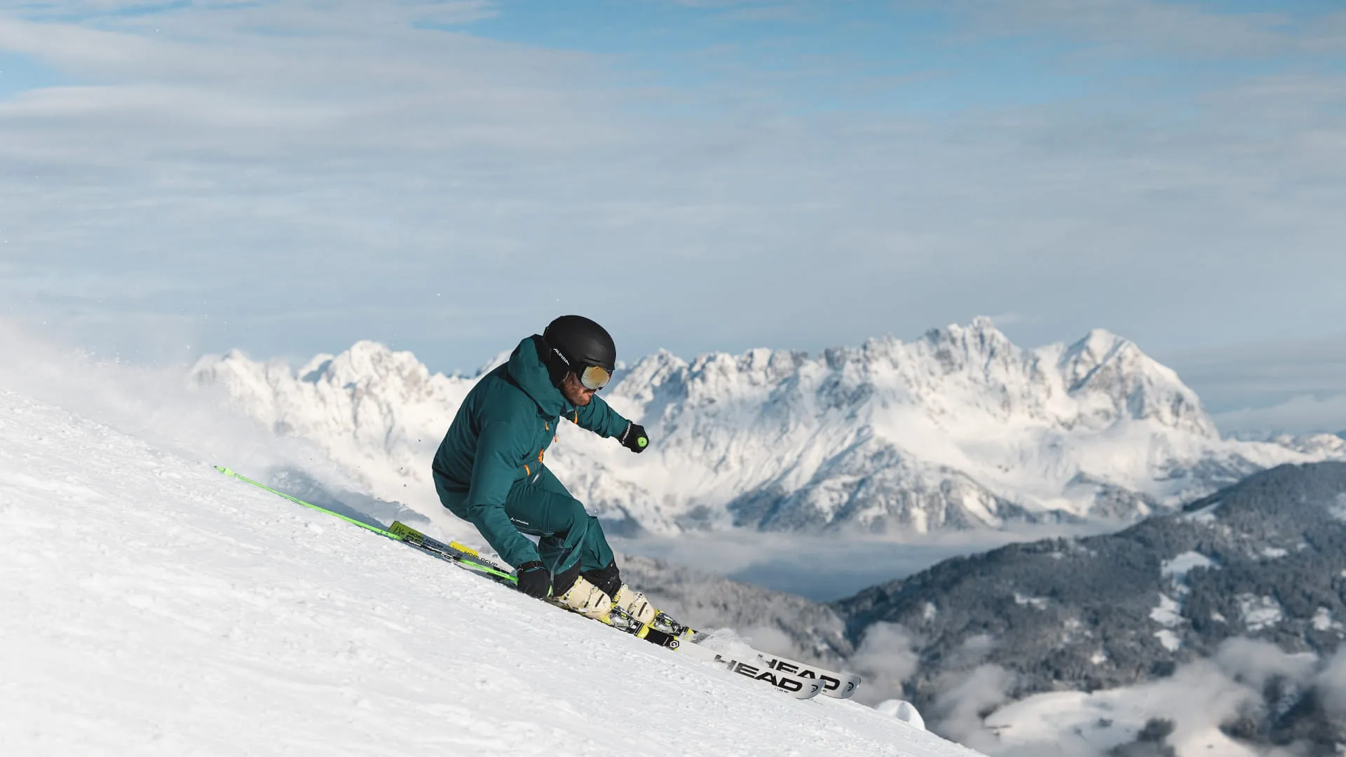 Skifahrer auf verschneiter Piste mit Bergen im Hintergrund