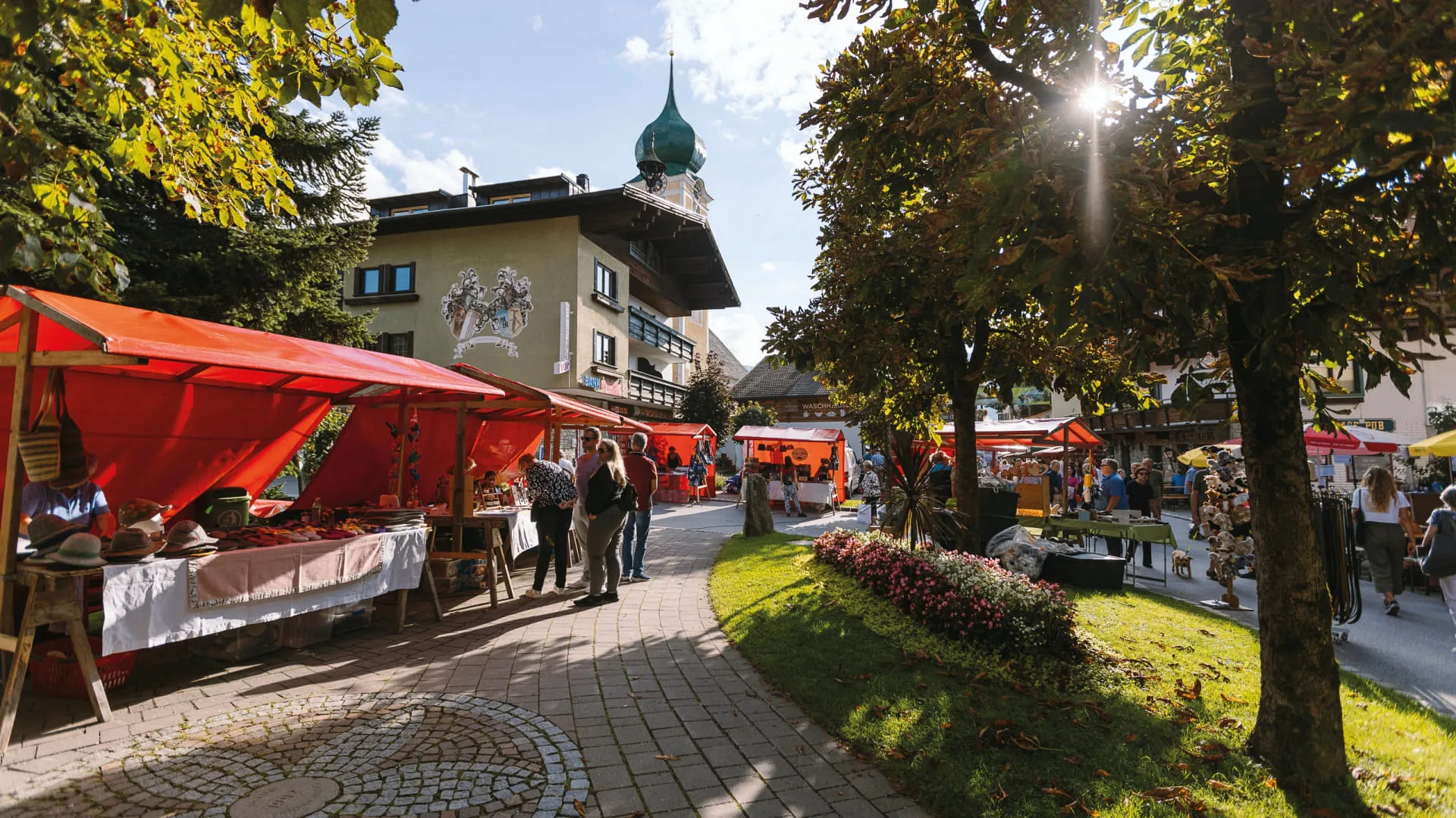 Blick auf den Sommermarkt in Brixental mit Ständen und Bäumen