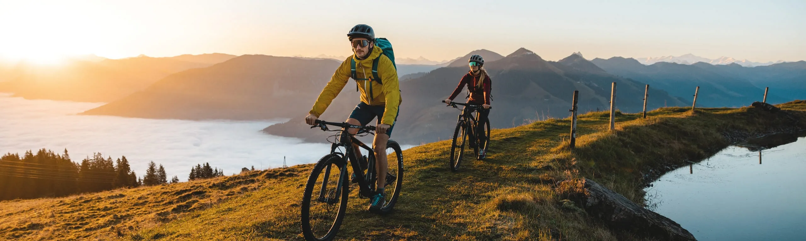 Mountainbiker im Brixental bei Sonnenuntergang