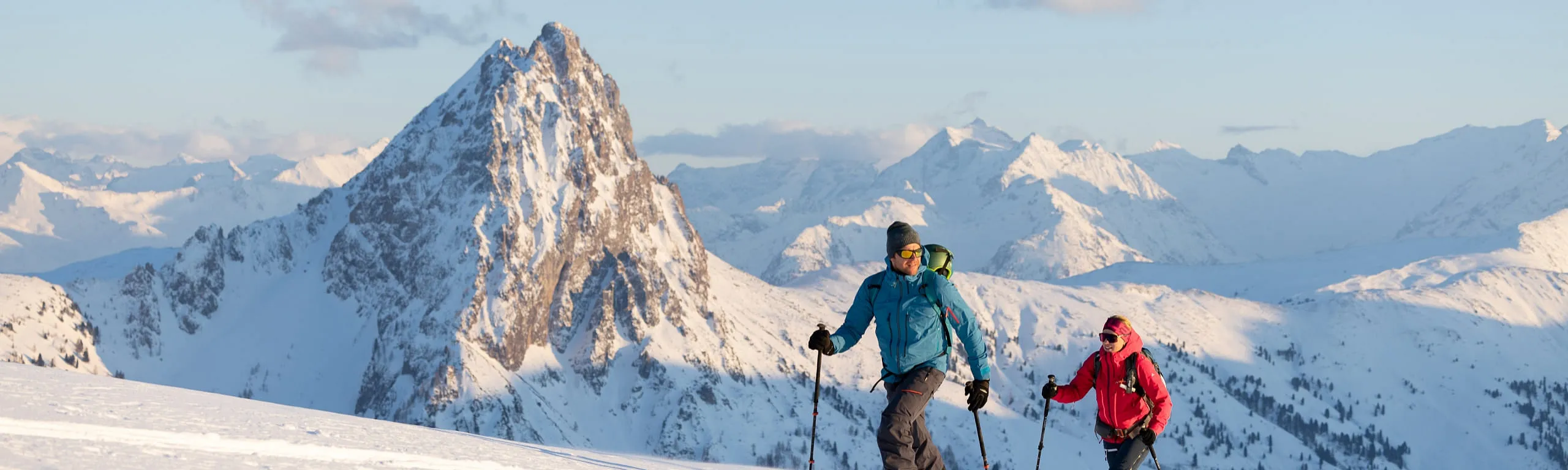 Winterliche Skitour im Brixental mit Berg im Hintergrund