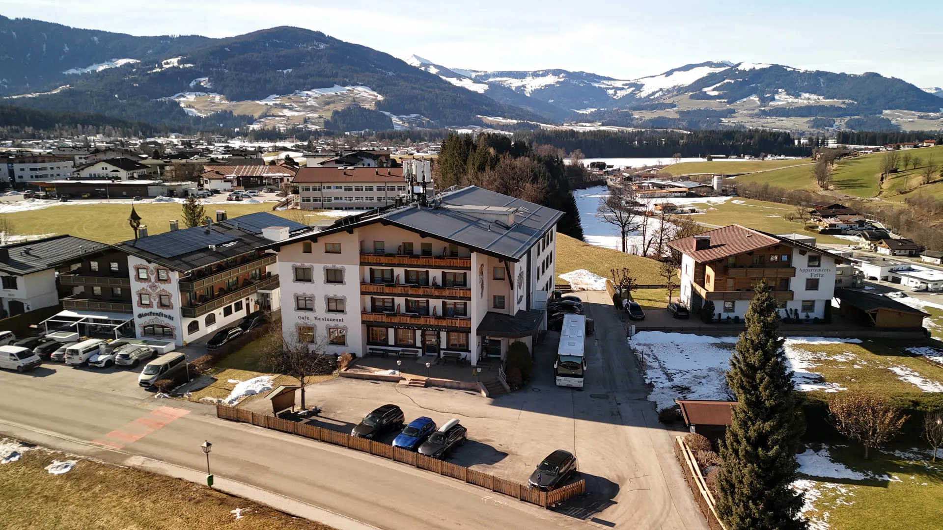 Hotel Briem mit Blick auf die Berge und das Tal