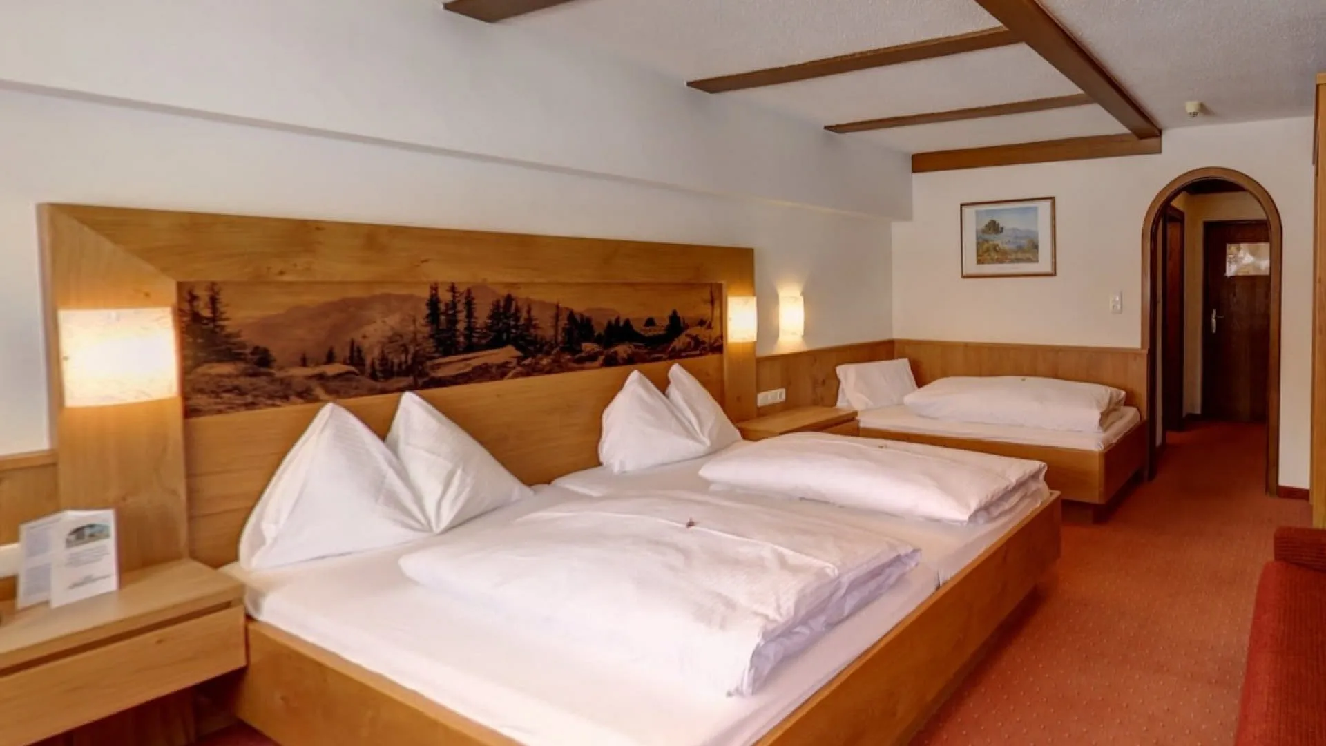 Vierbettzimmer mit Holzdetails und zwei Doppelbetten