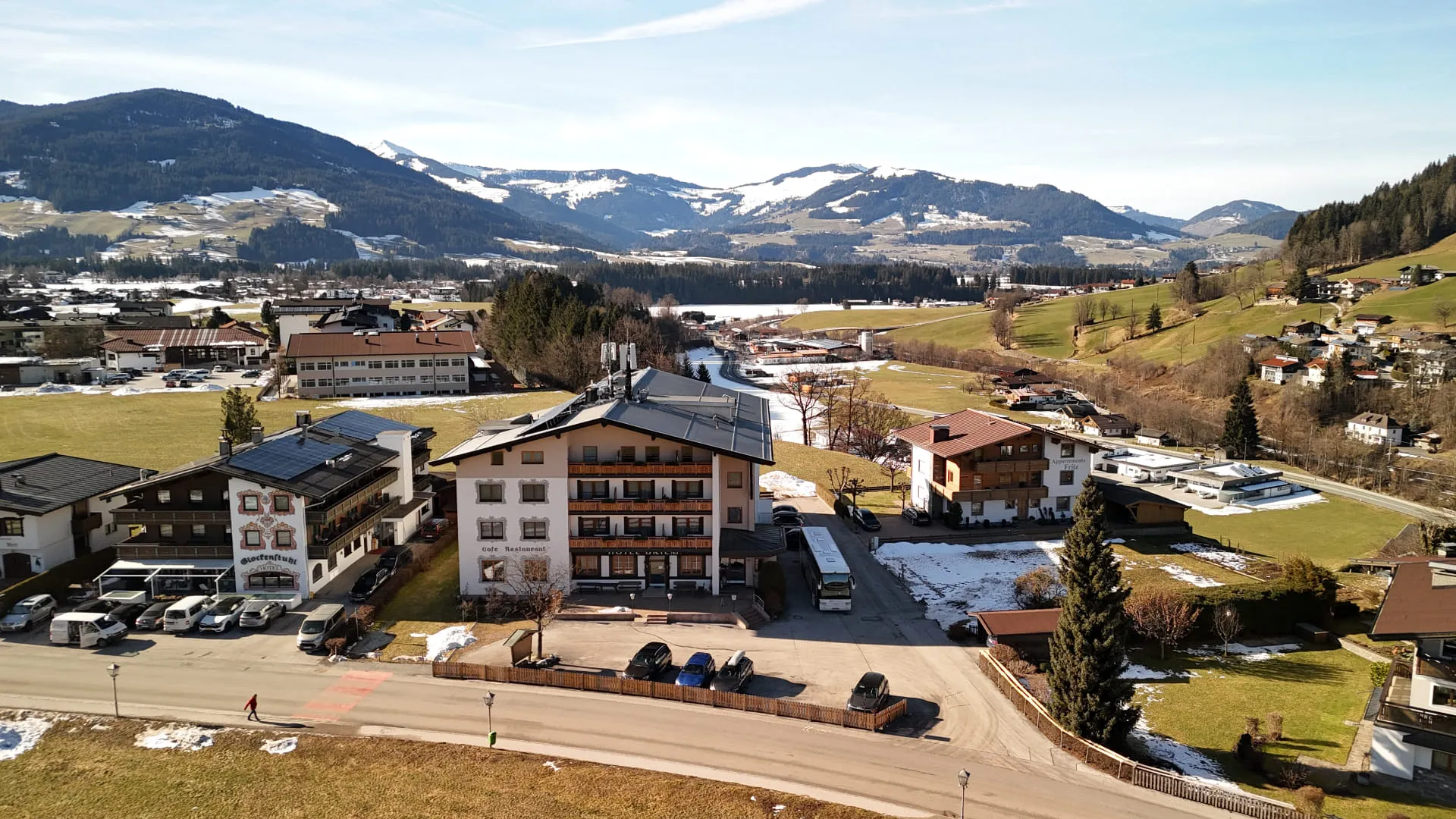 Luftaufnahme des Hotels Briem mit Bergen im Hintergrund