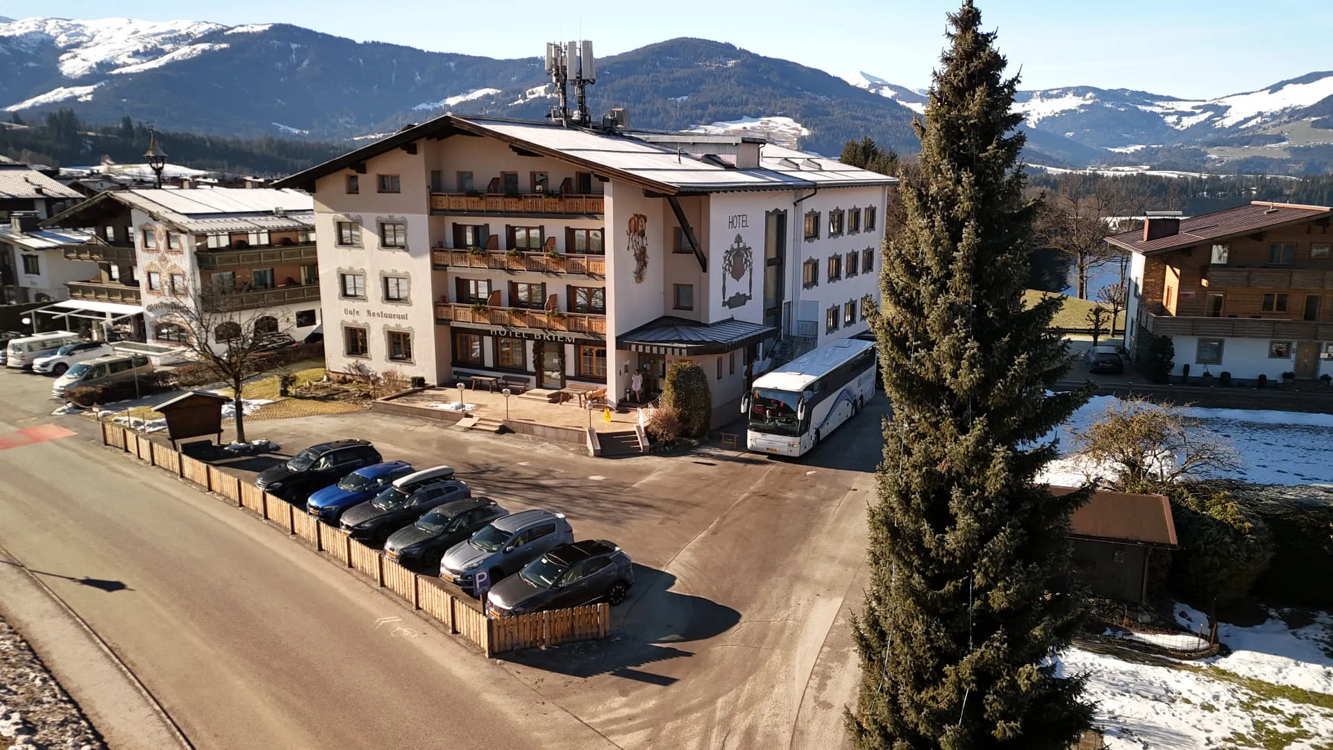 Hotel Briem mit Autos und Bergen im Hintergrund