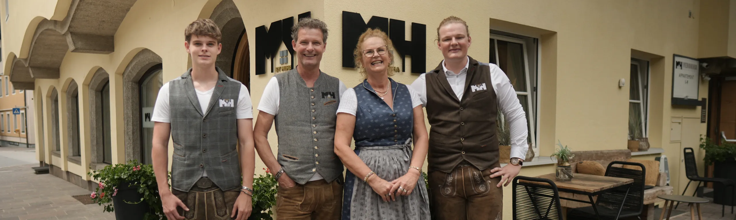 Familienmitglieder vor dem Gebäude von Miha.