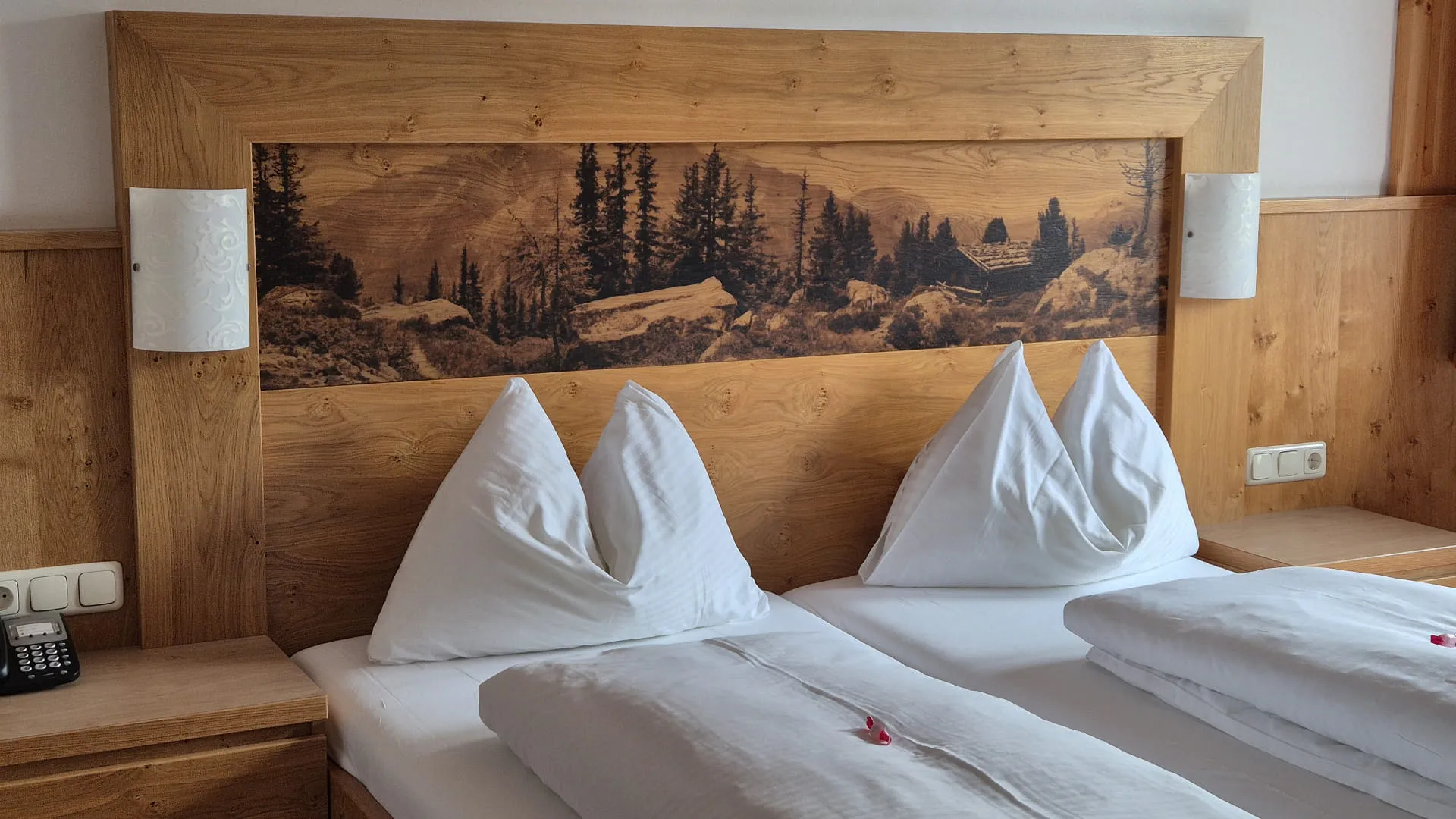 Doppelbett mit Holzpaneel und dekorativen Kissen