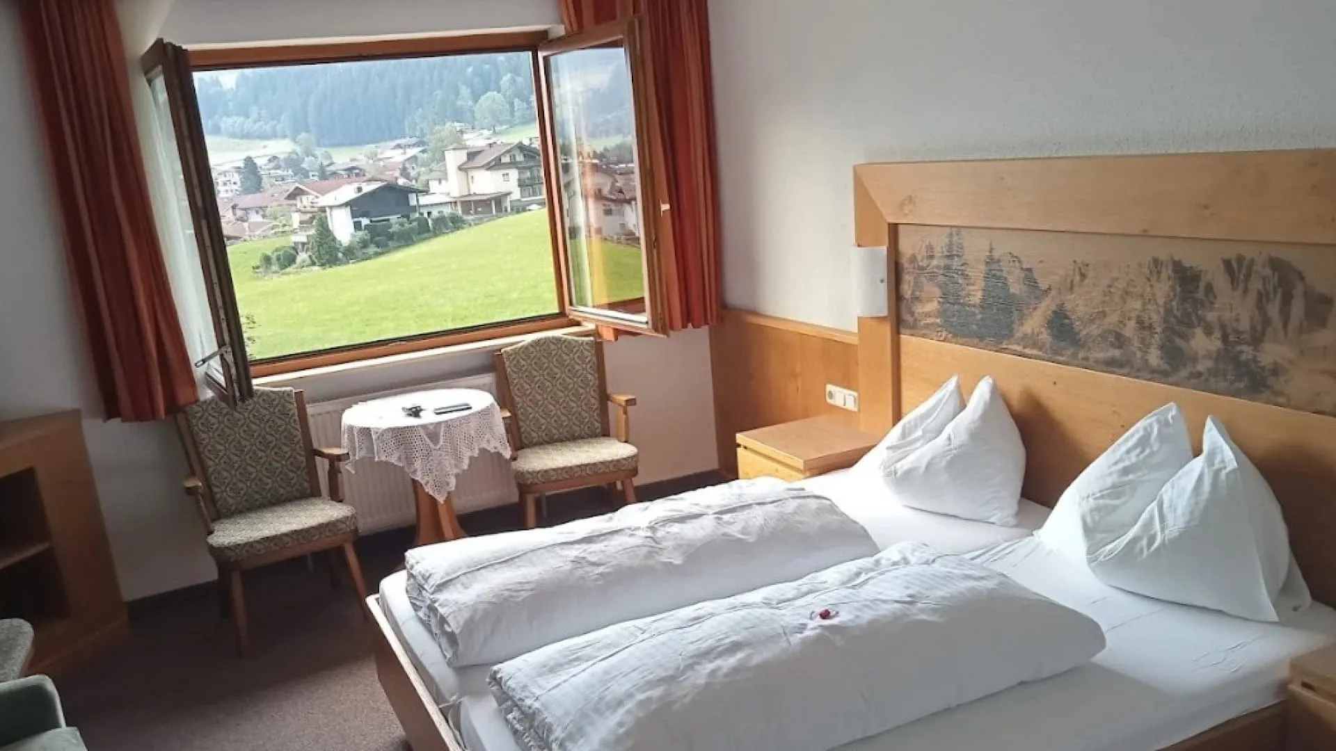 Helles Zimmer mit Blick auf die Berge und Sitzgelegenheiten.