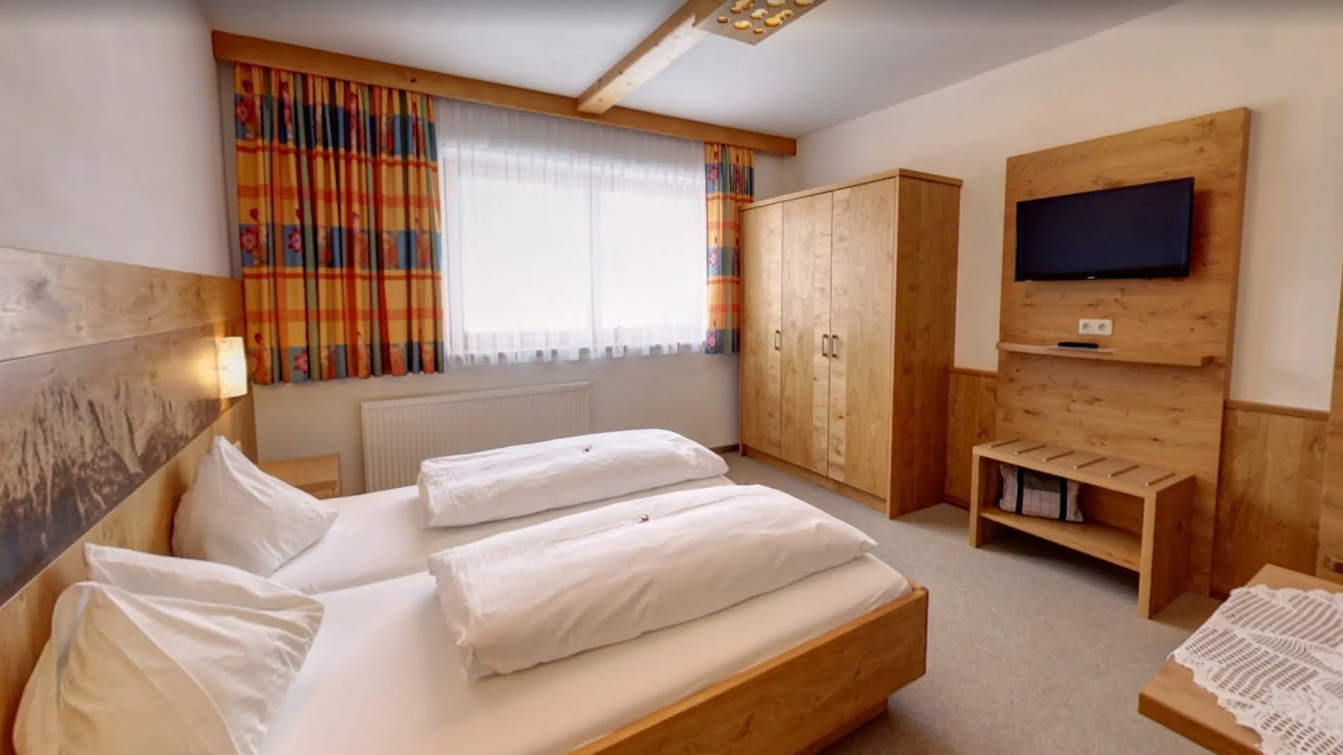 Moderne Schlafzimmer mit Holzdetails und Fernseher