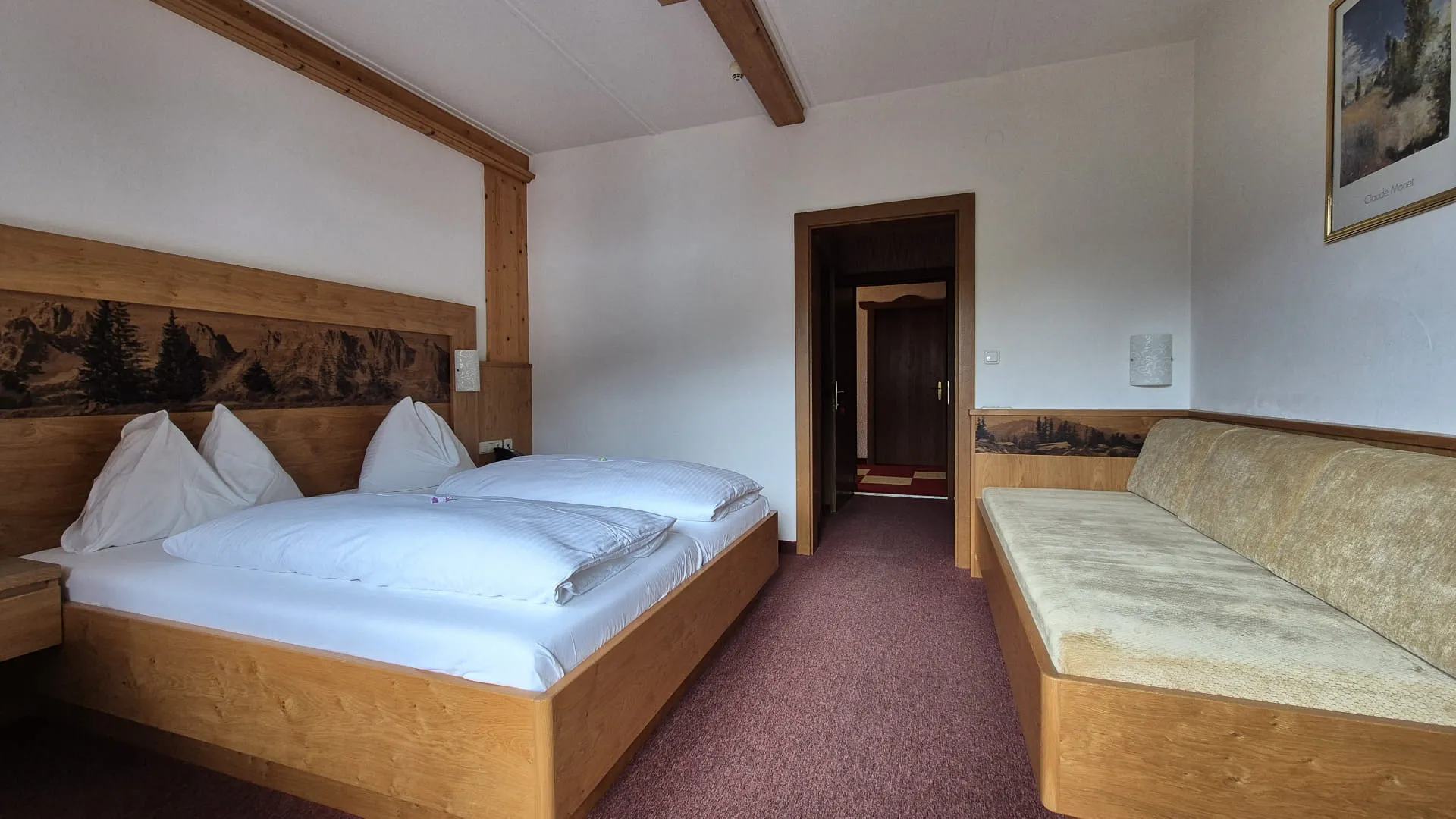 3-Bettzimmer mit Holzdetails und Couch
