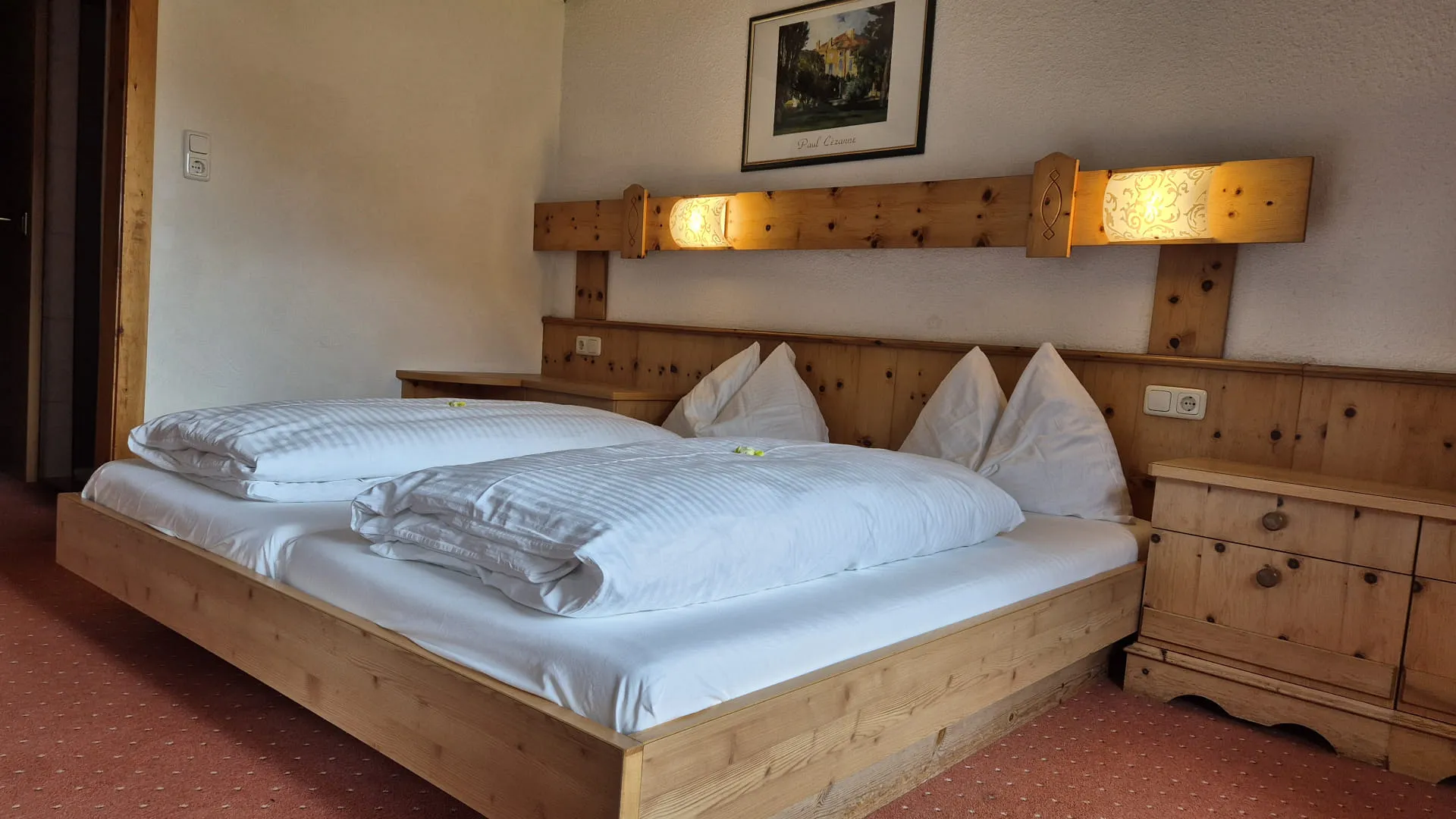Helles 4-Bettzimmer mit Holzinterieur und zwei Betten
