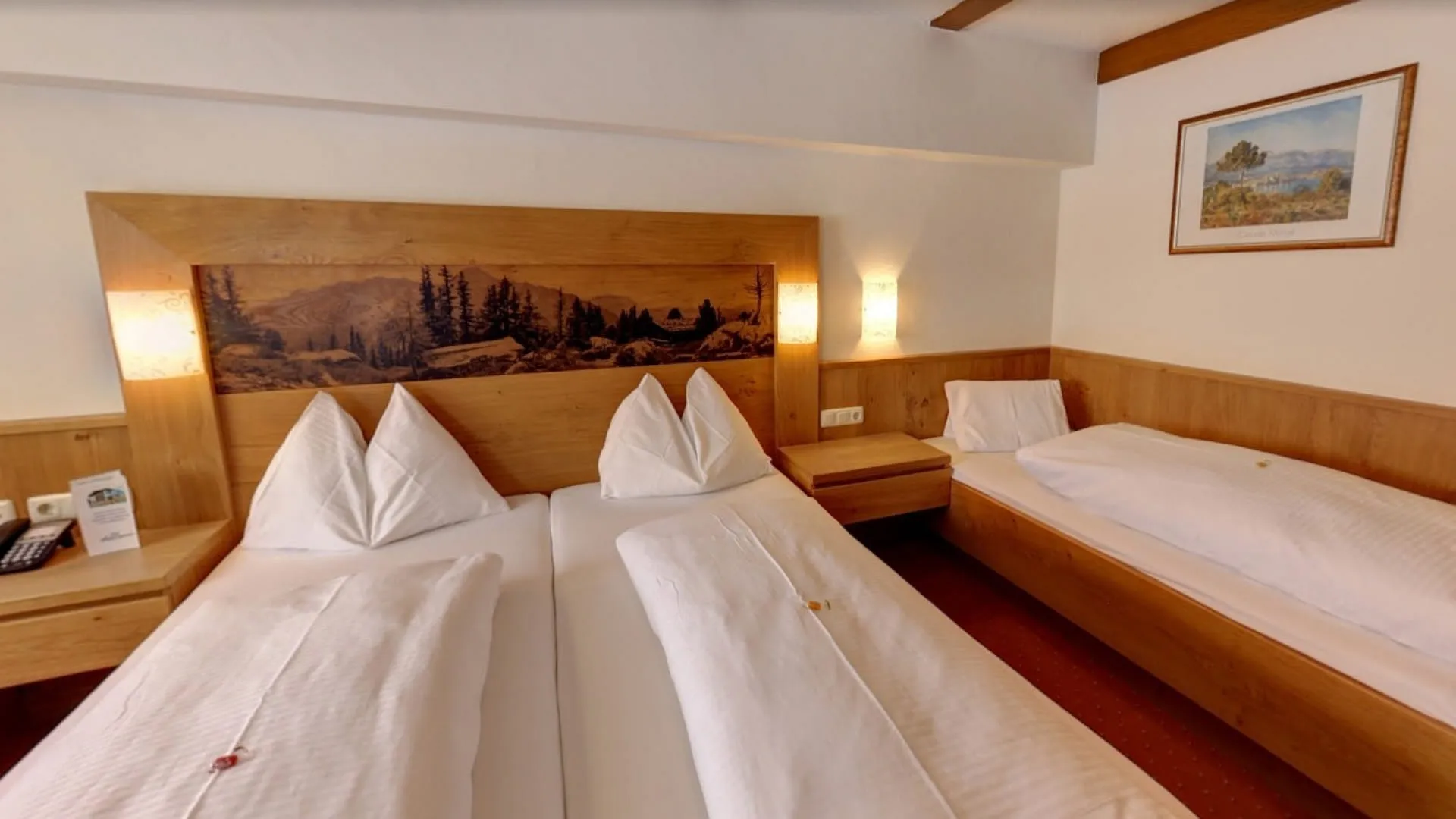 Dreibettzimmer mit Holzdekor und zwei Betten