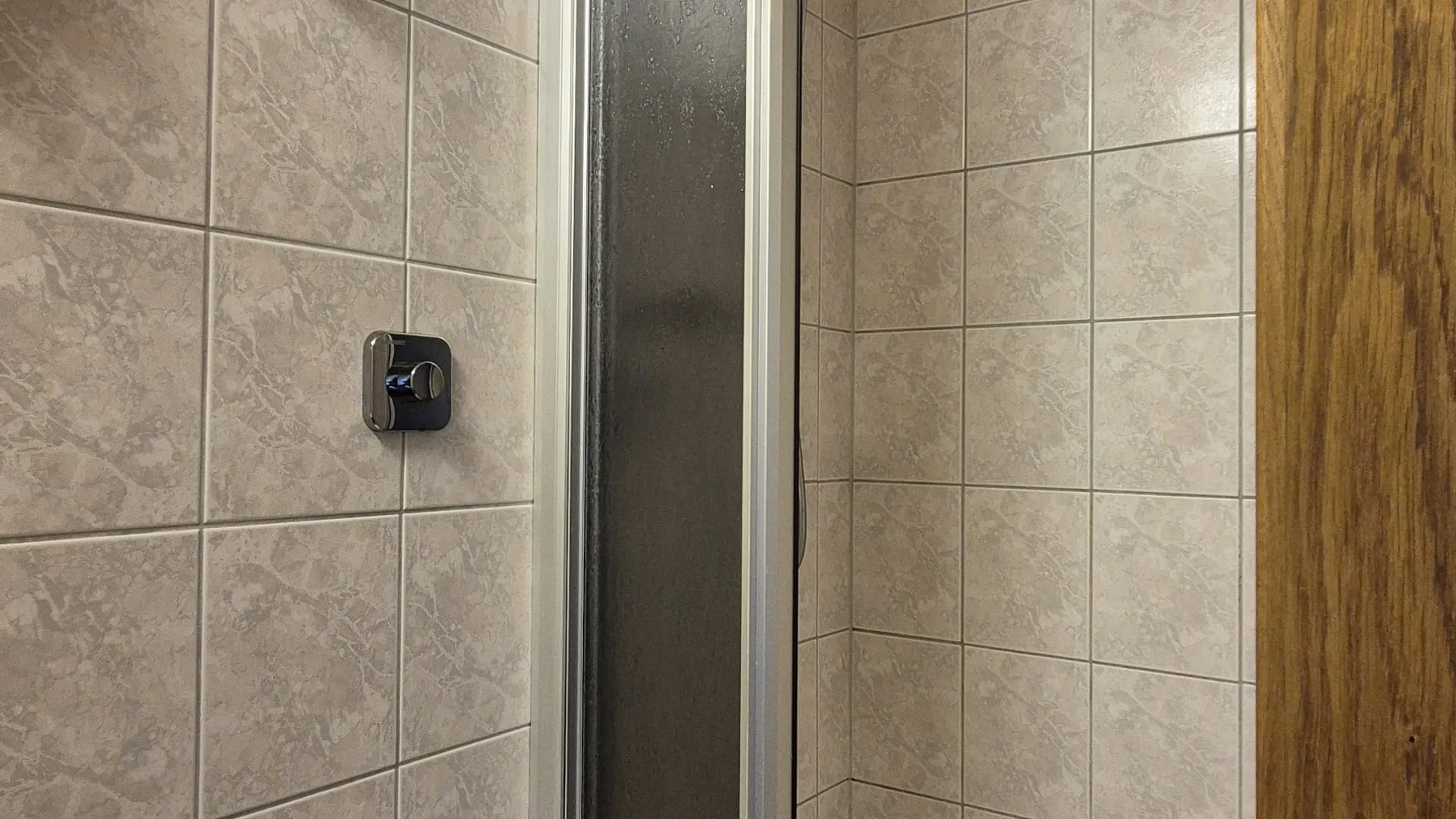Klein Badezimmer mit Dusche und Toilette.